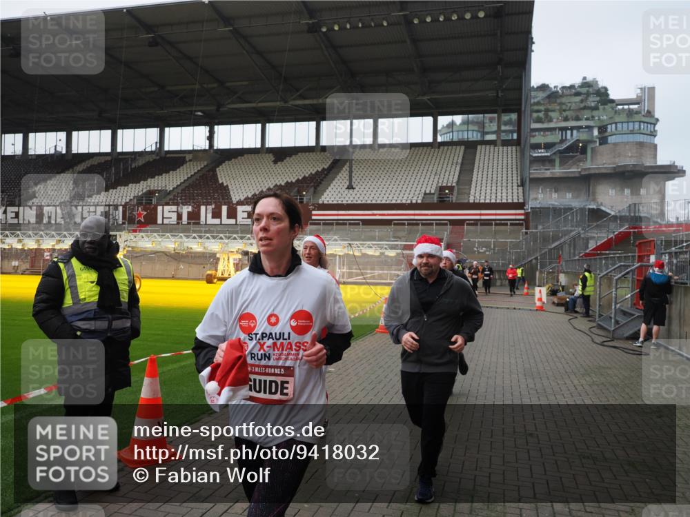 07.12.2025 - St. Pauli X-Mass-Run No. 15 Fabian Wolf http://msf.ph/oto/9418032 07.12.2025 11:23:09 Ziel 21, 69, 2023, 2373, 4249, 4824 meine-sportfotos.de