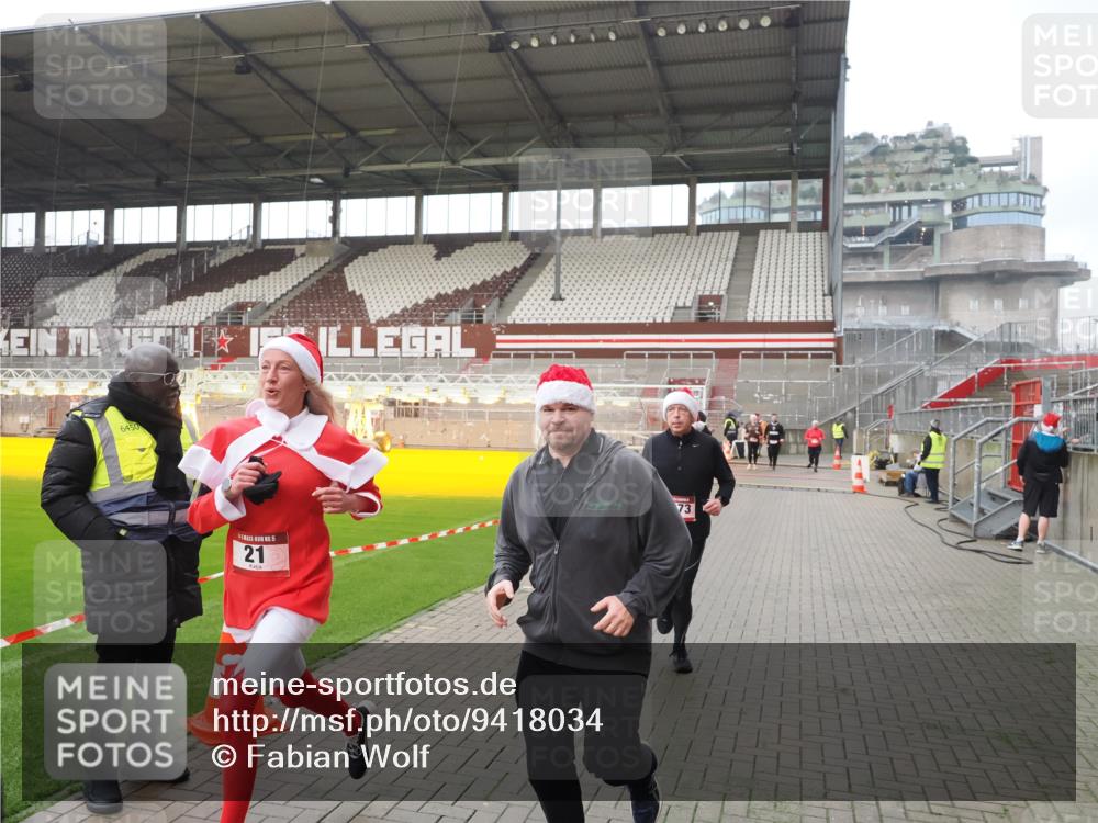 07.12.2025 - St. Pauli X-Mass-Run No. 15 Fabian Wolf http://msf.ph/oto/9418034 07.12.2025 11:23:09 Ziel 21, 69, 2023, 2373, 4249, 4824 meine-sportfotos.de