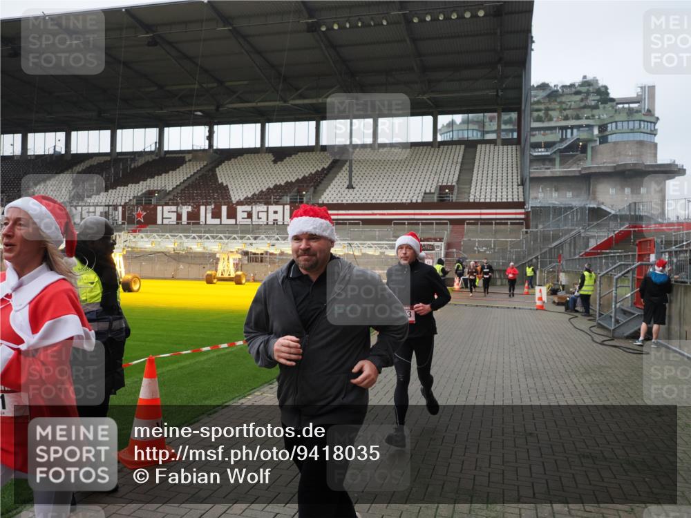 07.12.2025 - St. Pauli X-Mass-Run No. 15 Fabian Wolf http://msf.ph/oto/9418035 07.12.2025 11:23:09 Ziel 21, 69, 2023, 2373, 4249, 4824 meine-sportfotos.de