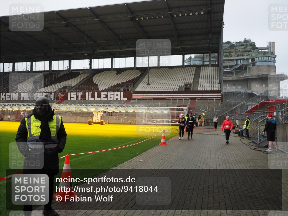 07.12.2025 - St. Pauli X-Mass-Run No. 15 Fabian Wolf http://msf.ph/oto/9418044 07.12.2025 11:23:17 Ziel 21, 69, 714, 1141, 2023, 2373, 2821, 2823, 4249, 4824 meine-sportfotos.de