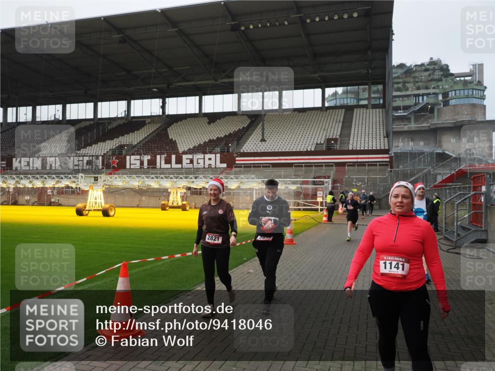 07.12.2025 - St. Pauli X-Mass-Run No. 15 Fabian Wolf http://msf.ph/oto/9418046 07.12.2025 11:23:25 Ziel 714, 1141, 2821, 2823, 3302, 4648 meine-sportfotos.de