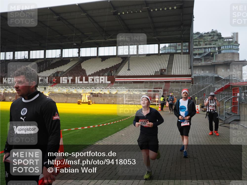 07.12.2025 - St. Pauli X-Mass-Run No. 15 Fabian Wolf http://msf.ph/oto/9418053 07.12.2025 11:23:28 Ziel 714, 1141, 2037, 2821, 2823, 3302, 4648 meine-sportfotos.de