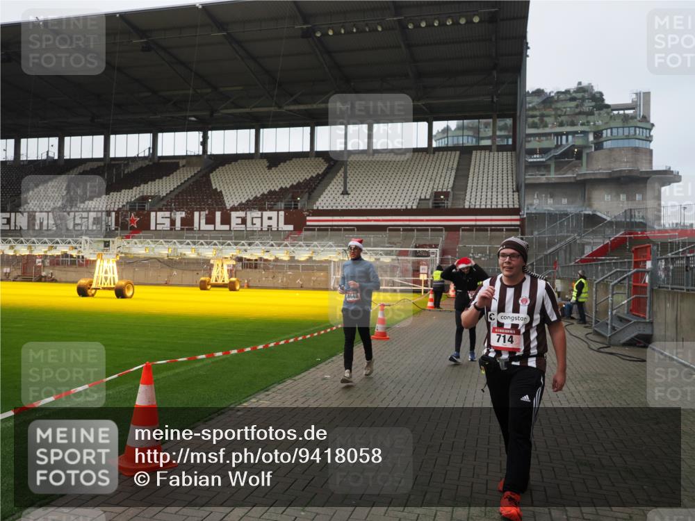 07.12.2025 - St. Pauli X-Mass-Run No. 15 Fabian Wolf http://msf.ph/oto/9418058 07.12.2025 11:23:32 Ziel 714, 2037, 2387, 2389, 2409, 3302, 4648 meine-sportfotos.de
