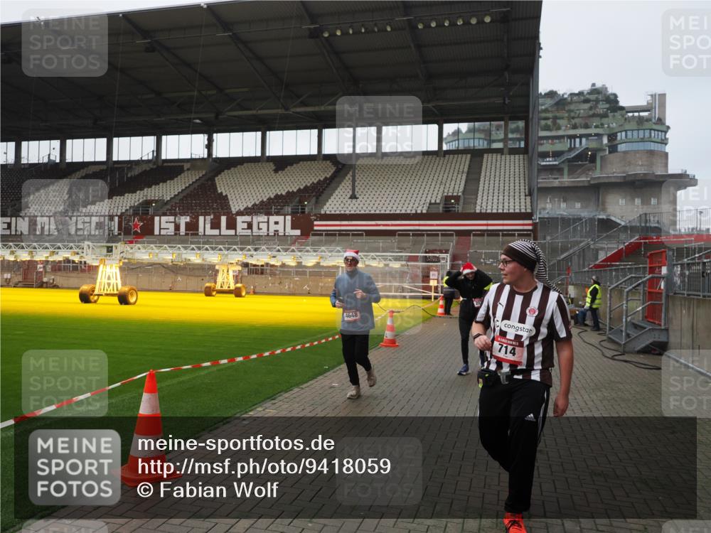 07.12.2025 - St. Pauli X-Mass-Run No. 15 Fabian Wolf http://msf.ph/oto/9418059 07.12.2025 11:23:32 Ziel 714, 2037, 2387, 2389, 2409, 3302, 4648 meine-sportfotos.de