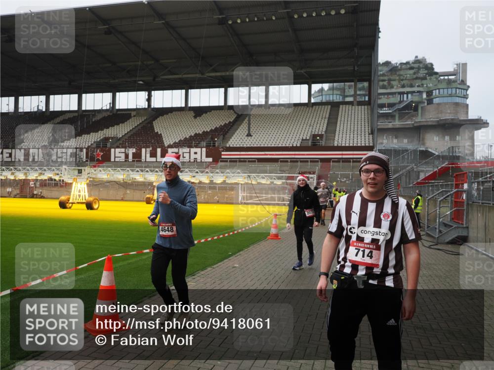 07.12.2025 - St. Pauli X-Mass-Run No. 15 Fabian Wolf http://msf.ph/oto/9418061 07.12.2025 11:23:34 Ziel 714, 2037, 2387, 2389, 2409, 3190, 3191, 3302, 4648 meine-sportfotos.de