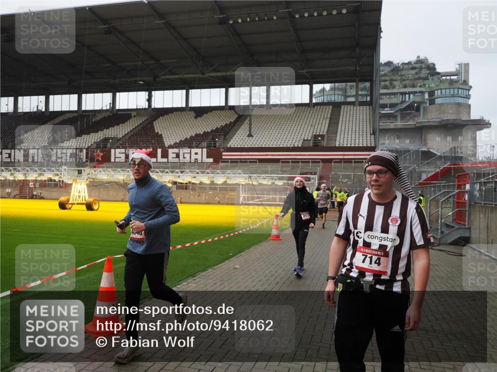 07.12.2025 - St. Pauli X-Mass-Run No. 15 Fabian Wolf http://msf.ph/oto/9418062 07.12.2025 11:23:34 Ziel 714, 2037, 2387, 2389, 2409, 3190, 3191, 3302, 4648 meine-sportfotos.de