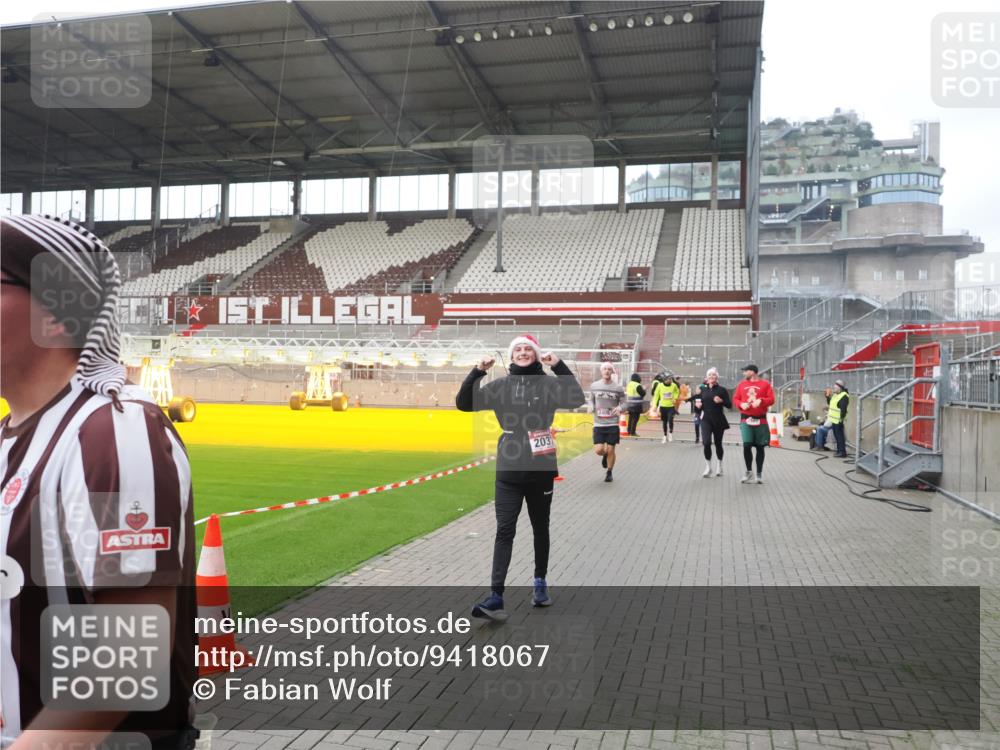 07.12.2025 - St. Pauli X-Mass-Run No. 15 Fabian Wolf http://msf.ph/oto/9418067 07.12.2025 11:23:35 Ziel 714, 2037, 2387, 2389, 2409, 3190, 3191, 3302, 4648 meine-sportfotos.de