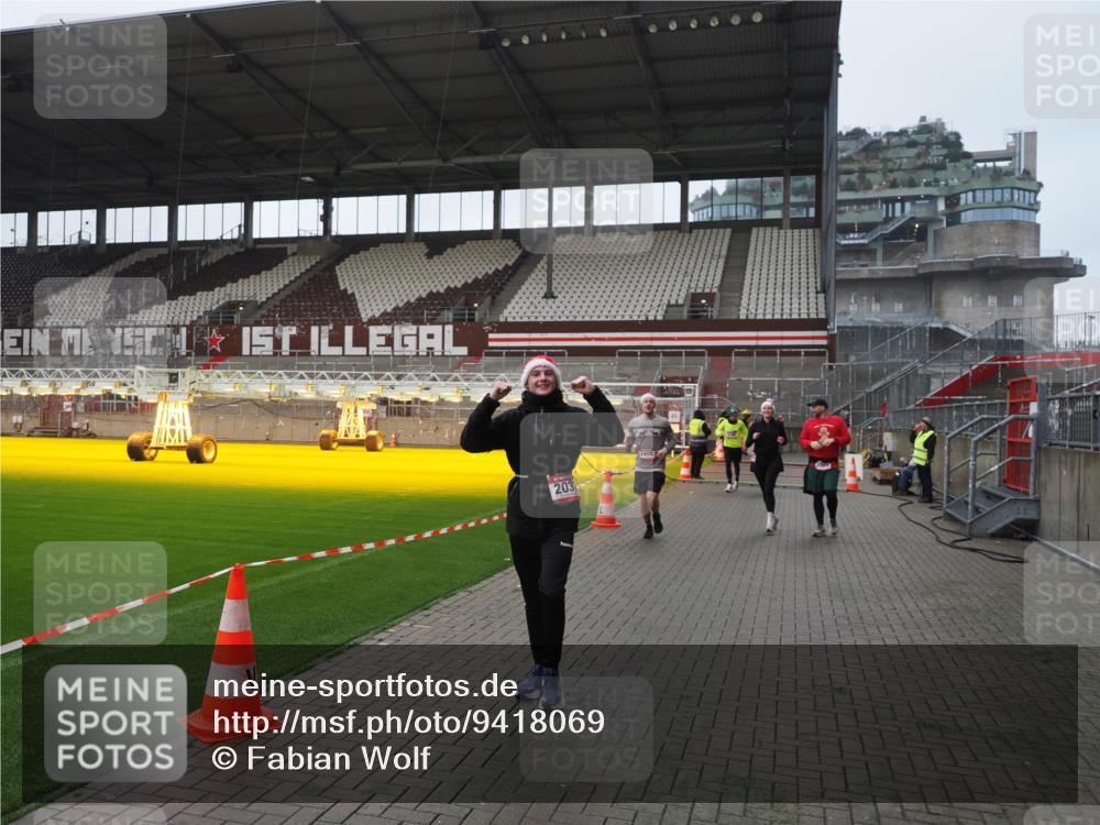 07.12.2025 - St. Pauli X-Mass-Run No. 15 Fabian Wolf http://msf.ph/oto/9418069 07.12.2025 11:23:36 Ziel 714, 2037, 2387, 2389, 2409, 3190, 3191, 3302, 4648 meine-sportfotos.de