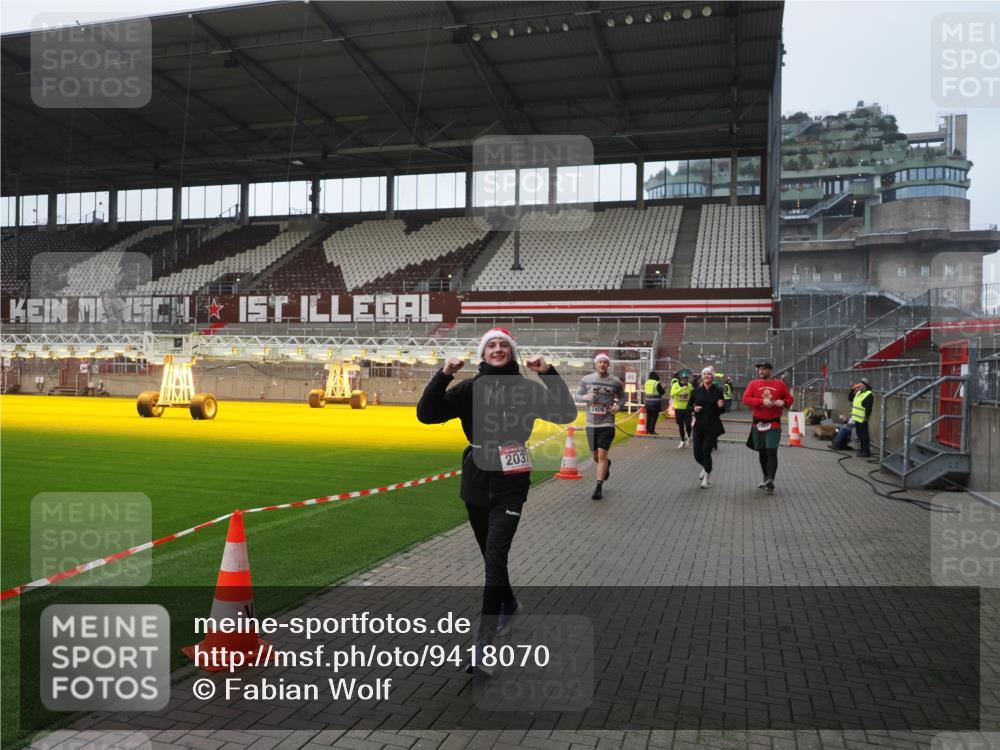 07.12.2025 - St. Pauli X-Mass-Run No. 15 Fabian Wolf http://msf.ph/oto/9418070 07.12.2025 11:23:36 Ziel 714, 2037, 2387, 2389, 2409, 3190, 3191, 3302, 4648 meine-sportfotos.de