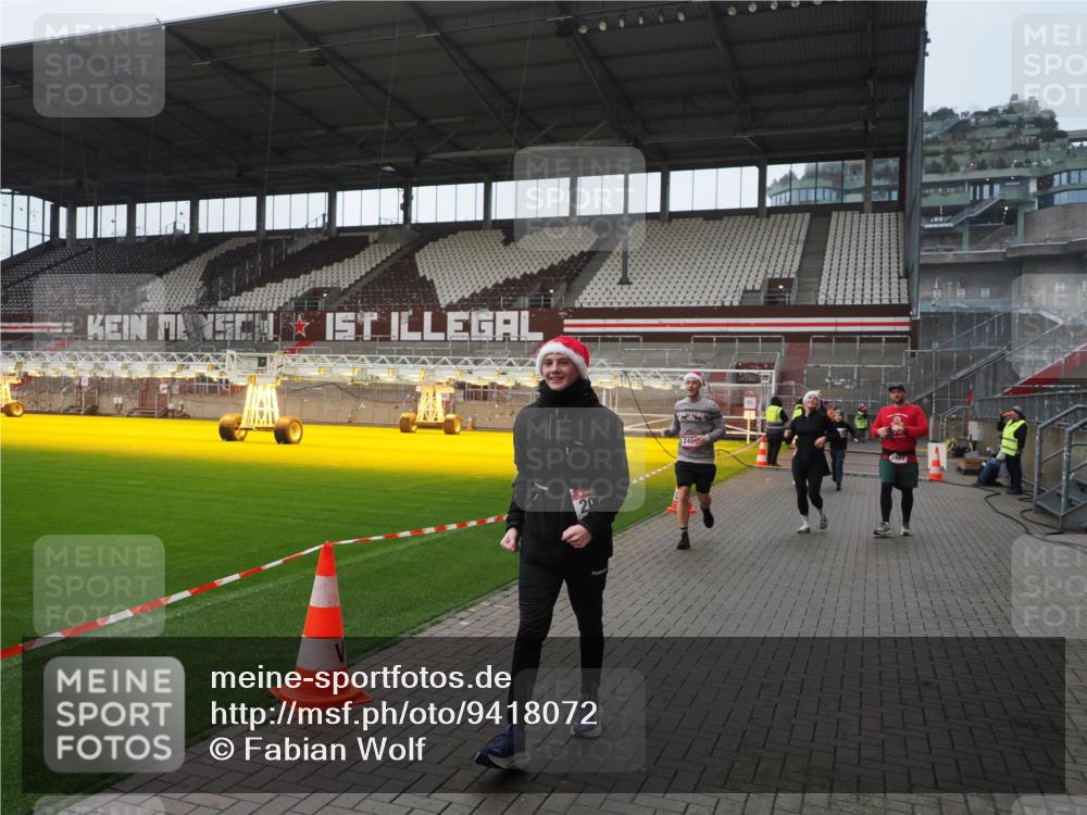 07.12.2025 - St. Pauli X-Mass-Run No. 15 Fabian Wolf http://msf.ph/oto/9418072 07.12.2025 11:23:36 Ziel 714, 2037, 2387, 2389, 2409, 3190, 3191, 3302, 4648 meine-sportfotos.de