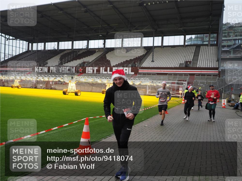 07.12.2025 - St. Pauli X-Mass-Run No. 15 Fabian Wolf http://msf.ph/oto/9418074 07.12.2025 11:23:37 Ziel 714, 2037, 2387, 2389, 2409, 3190, 3191, 3302, 4648 meine-sportfotos.de
