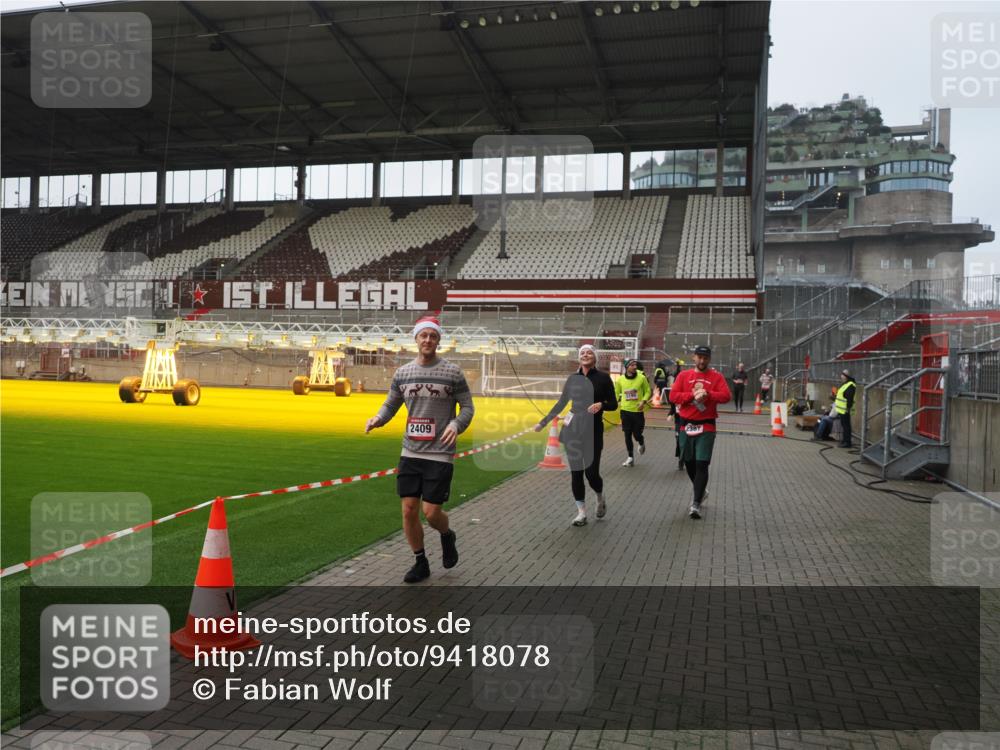07.12.2025 - St. Pauli X-Mass-Run No. 15 Fabian Wolf http://msf.ph/oto/9418078 07.12.2025 11:23:38 Ziel 2037, 2387, 2389, 2409, 3190, 3191, 3302, 4648 meine-sportfotos.de