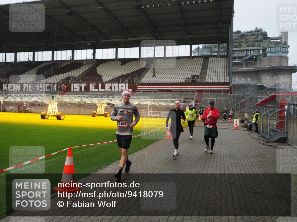 07.12.2025 - St. Pauli X-Mass-Run No. 15 Fabian Wolf http://msf.ph/oto/9418079 07.12.2025 11:23:38 Ziel 2037, 2387, 2389, 2409, 3190, 3191, 3302, 4648 meine-sportfotos.de