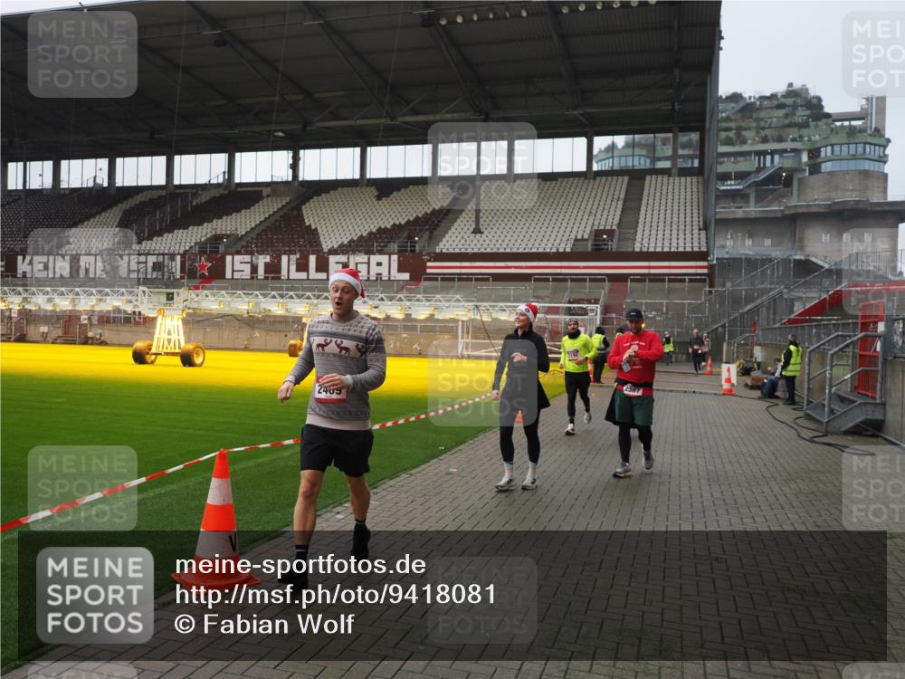 07.12.2025 - St. Pauli X-Mass-Run No. 15 Fabian Wolf http://msf.ph/oto/9418081 07.12.2025 11:23:38 Ziel 2037, 2387, 2389, 2409, 3190, 3191, 3302, 4648 meine-sportfotos.de