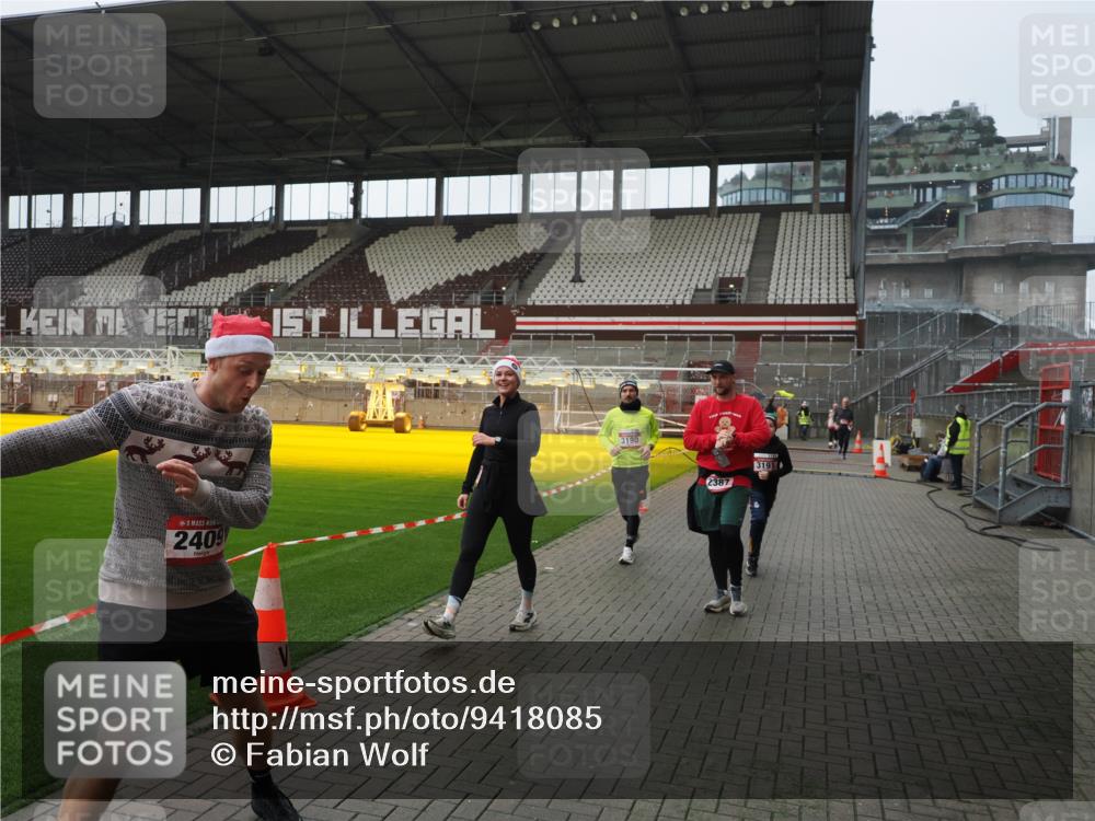 07.12.2025 - St. Pauli X-Mass-Run No. 15 Fabian Wolf http://msf.ph/oto/9418085 07.12.2025 11:23:40 Ziel 2037, 2387, 2389, 2409, 3071, 3190, 3191, 3302, 4648 meine-sportfotos.de