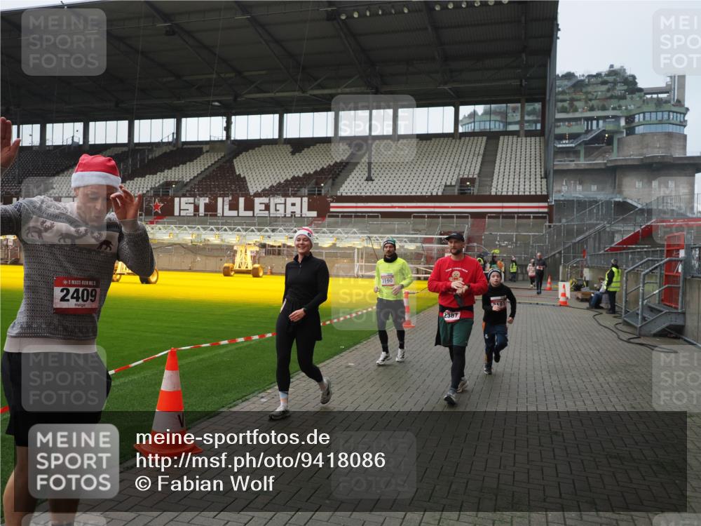 07.12.2025 - St. Pauli X-Mass-Run No. 15 Fabian Wolf http://msf.ph/oto/9418086 07.12.2025 11:23:40 Ziel 2037, 2387, 2389, 2409, 3071, 3190, 3191, 3302, 4648 meine-sportfotos.de