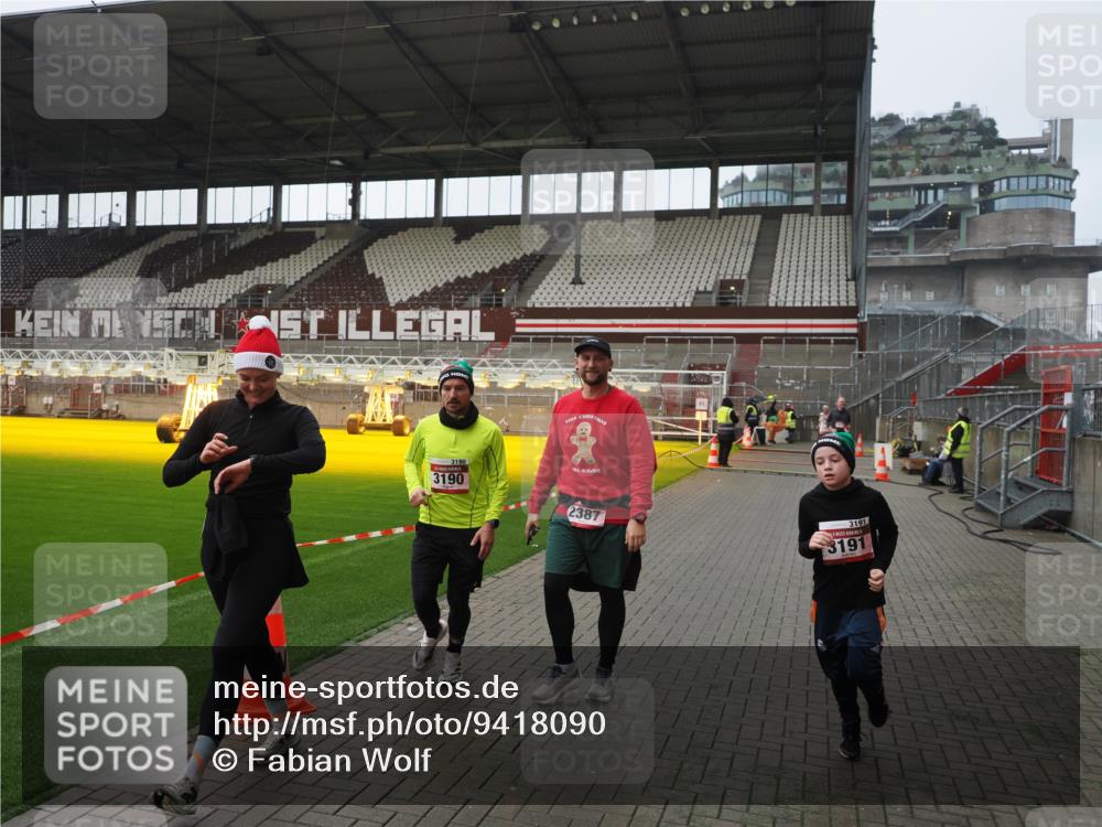 07.12.2025 - St. Pauli X-Mass-Run No. 15 Fabian Wolf http://msf.ph/oto/9418090 07.12.2025 11:23:41 Ziel 2037, 2387, 2389, 2409, 3071, 3190, 3191, 3302, 4648 meine-sportfotos.de