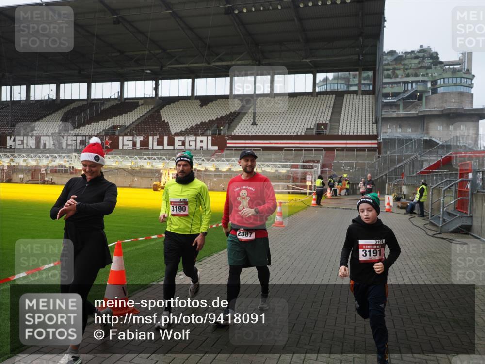 07.12.2025 - St. Pauli X-Mass-Run No. 15 Fabian Wolf http://msf.ph/oto/9418091 07.12.2025 11:23:41 Ziel 2037, 2387, 2389, 2409, 3071, 3190, 3191, 3302, 4648 meine-sportfotos.de