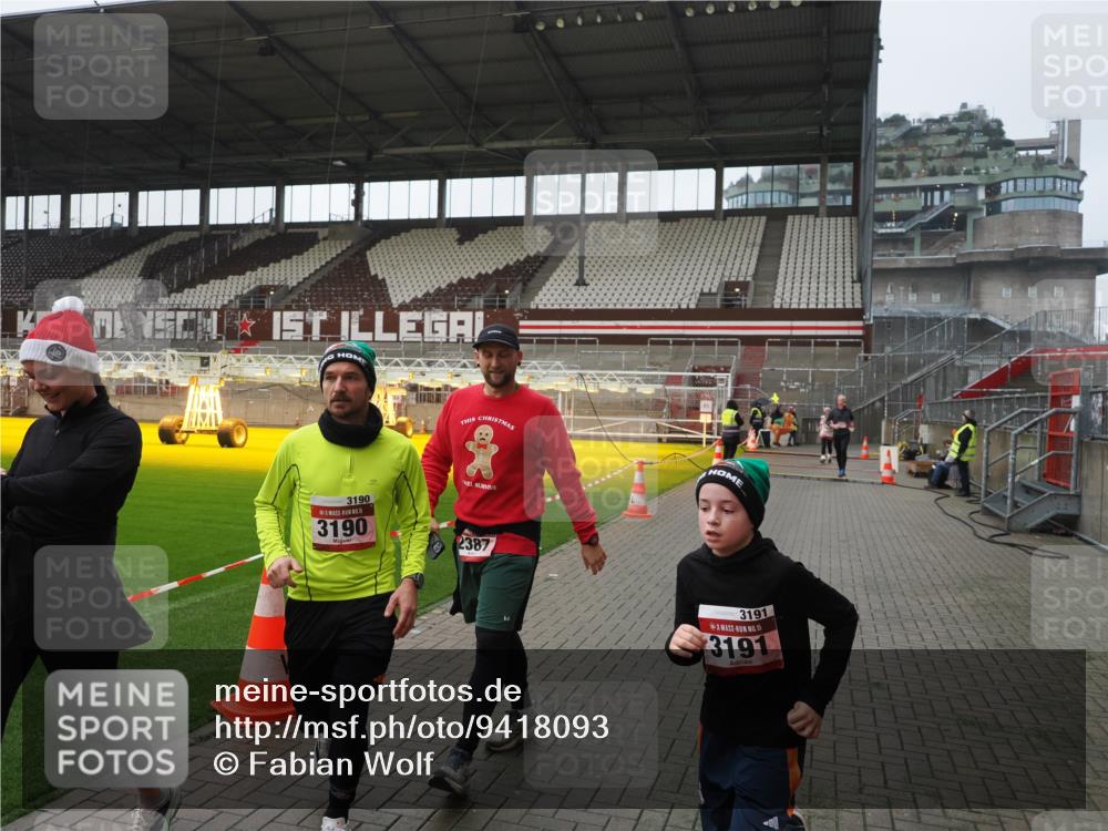 07.12.2025 - St. Pauli X-Mass-Run No. 15 Fabian Wolf http://msf.ph/oto/9418093 07.12.2025 11:23:42 Ziel 593, 2037, 2387, 2389, 2409, 3071, 3190, 3191, 3302, 4648 meine-sportfotos.de