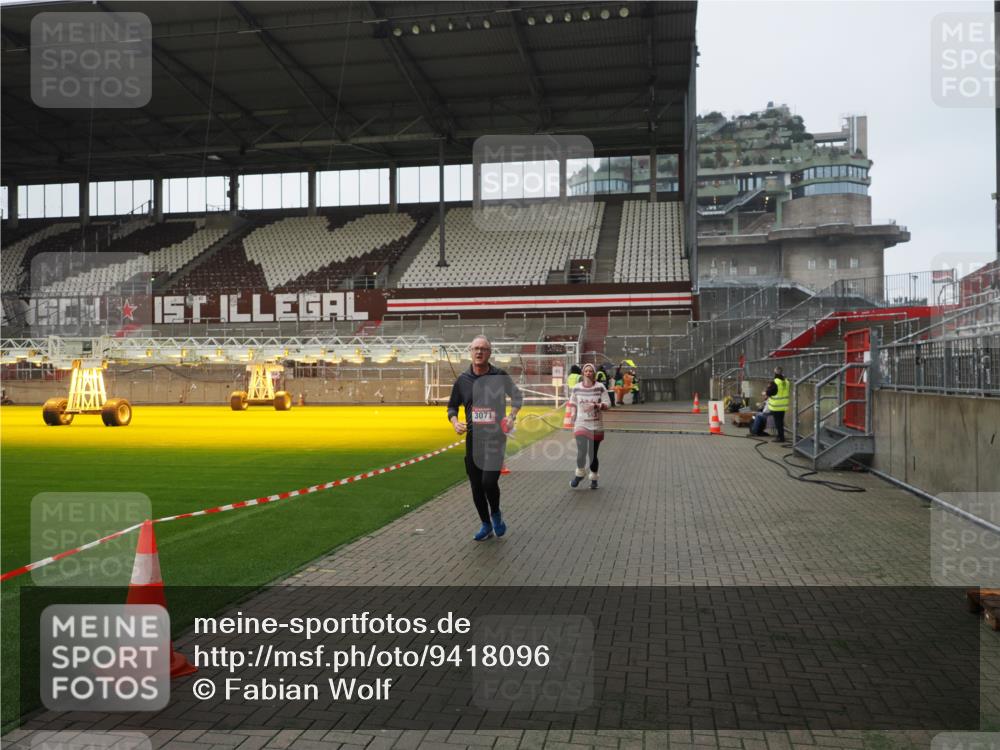 07.12.2025 - St. Pauli X-Mass-Run No. 15 Fabian Wolf http://msf.ph/oto/9418096 07.12.2025 11:23:47 Ziel 593, 2387, 2389, 2409, 3071, 3190, 3191 meine-sportfotos.de
