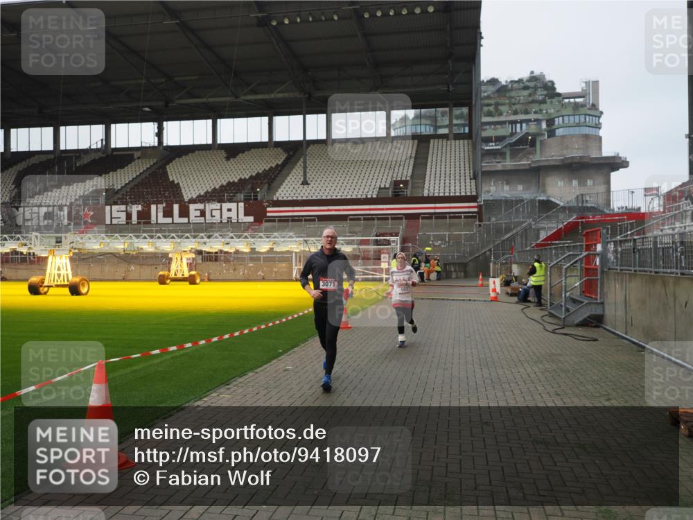 07.12.2025 - St. Pauli X-Mass-Run No. 15 Fabian Wolf http://msf.ph/oto/9418097 07.12.2025 11:23:47 Ziel 593, 2387, 2389, 2409, 3071, 3190, 3191 meine-sportfotos.de