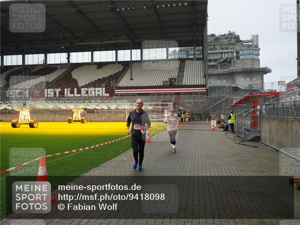 07.12.2025 - St. Pauli X-Mass-Run No. 15 Fabian Wolf http://msf.ph/oto/9418098 07.12.2025 11:23:47 Ziel 593, 2387, 2389, 2409, 3071, 3190, 3191 meine-sportfotos.de