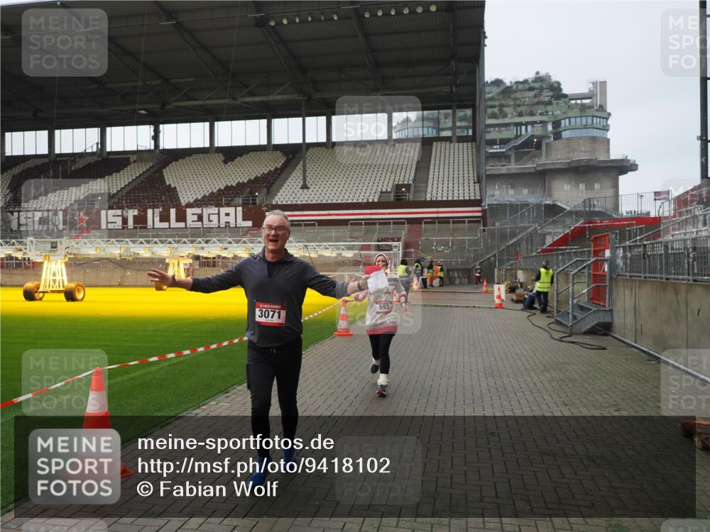 07.12.2025 - St. Pauli X-Mass-Run No. 15 Fabian Wolf http://msf.ph/oto/9418102 07.12.2025 11:23:48 Ziel 593, 2387, 2389, 2409, 3071, 3190, 3191 meine-sportfotos.de
