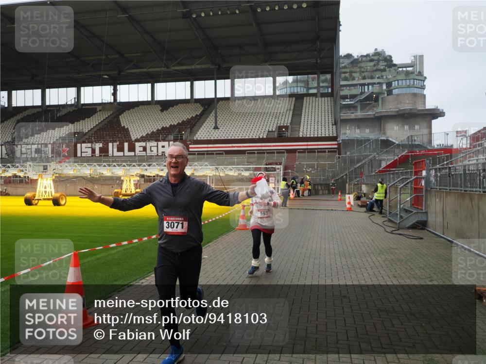 07.12.2025 - St. Pauli X-Mass-Run No. 15 Fabian Wolf http://msf.ph/oto/9418103 07.12.2025 11:23:48 Ziel 593, 2387, 2389, 2409, 3071, 3190, 3191 meine-sportfotos.de