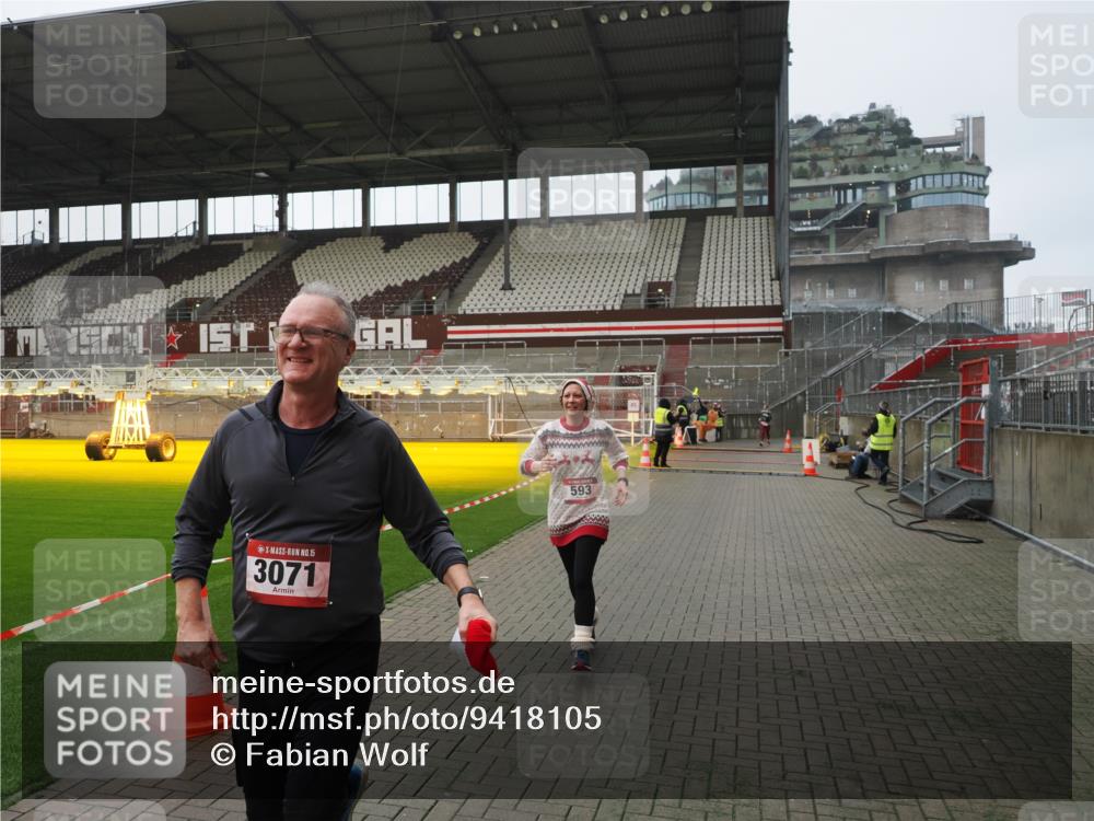 07.12.2025 - St. Pauli X-Mass-Run No. 15 Fabian Wolf http://msf.ph/oto/9418105 07.12.2025 11:23:49 Ziel 593, 2387, 2389, 2409, 3071, 3190, 3191 meine-sportfotos.de