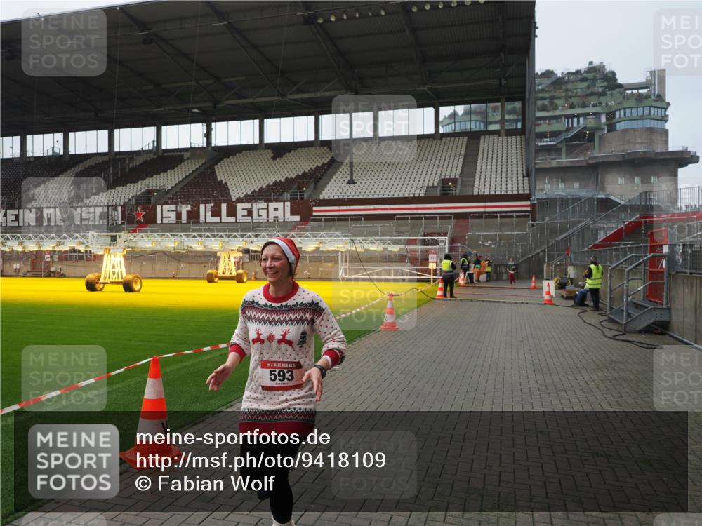 07.12.2025 - St. Pauli X-Mass-Run No. 15 Fabian Wolf http://msf.ph/oto/9418109 07.12.2025 11:23:50 Ziel 593, 2387, 2389, 2409, 3071, 3190, 3191 meine-sportfotos.de