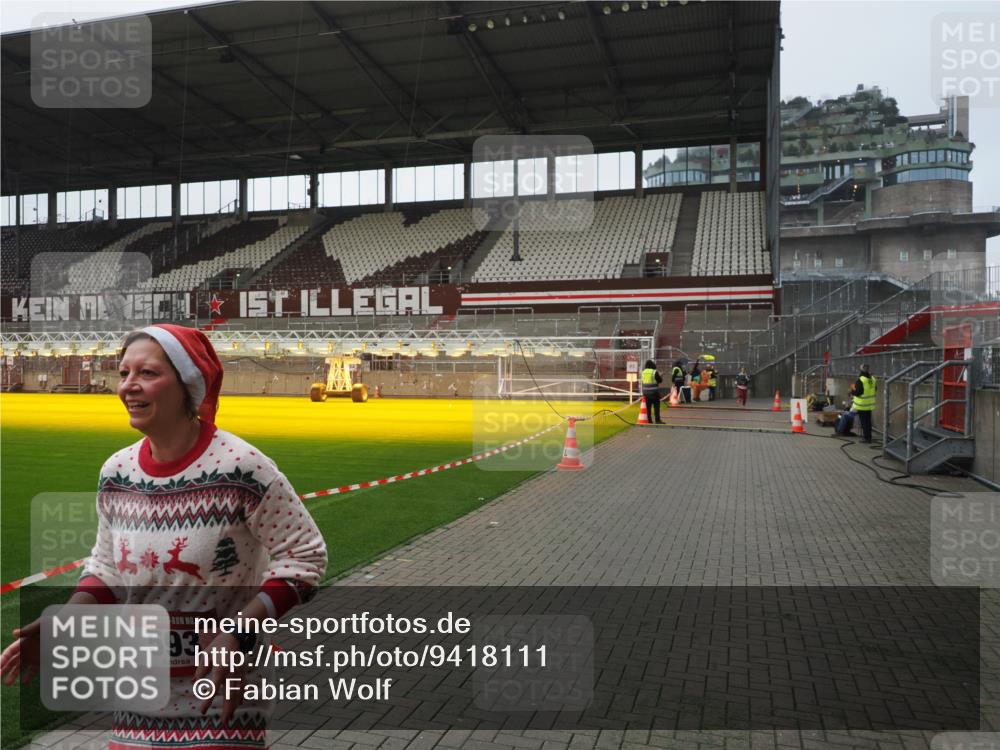 07.12.2025 - St. Pauli X-Mass-Run No. 15 Fabian Wolf http://msf.ph/oto/9418111 07.12.2025 11:23:50 Ziel 593, 2387, 2389, 2409, 3071, 3190, 3191 meine-sportfotos.de