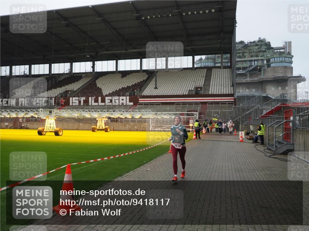 07.12.2025 - St. Pauli X-Mass-Run No. 15 Fabian Wolf http://msf.ph/oto/9418117 07.12.2025 11:23:58 Ziel 593, 2814, 3071 meine-sportfotos.de
