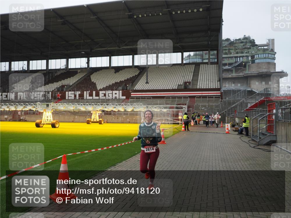 07.12.2025 - St. Pauli X-Mass-Run No. 15 Fabian Wolf http://msf.ph/oto/9418120 07.12.2025 11:23:59 Ziel 593, 2814, 3071 meine-sportfotos.de