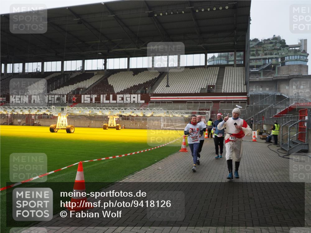 07.12.2025 - St. Pauli X-Mass-Run No. 15 Fabian Wolf http://msf.ph/oto/9418126 07.12.2025 11:24:07 Ziel 813, 2814, 3361, 4840, 4841 meine-sportfotos.de