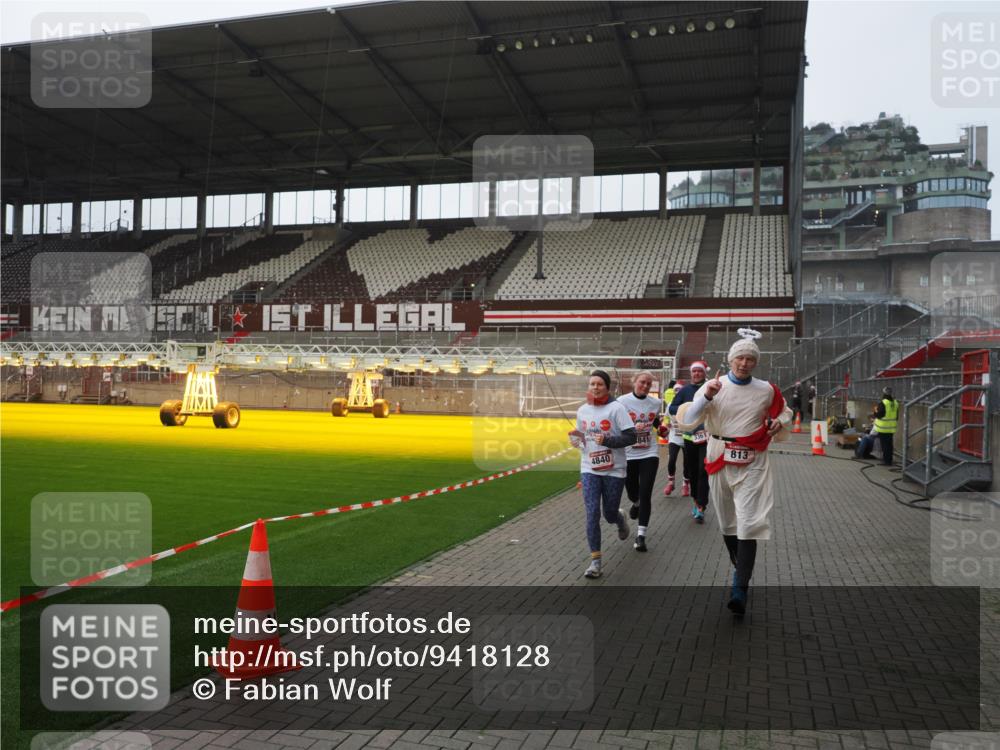 07.12.2025 - St. Pauli X-Mass-Run No. 15 Fabian Wolf http://msf.ph/oto/9418128 07.12.2025 11:24:07 Ziel 813, 2814, 3361, 4840, 4841 meine-sportfotos.de