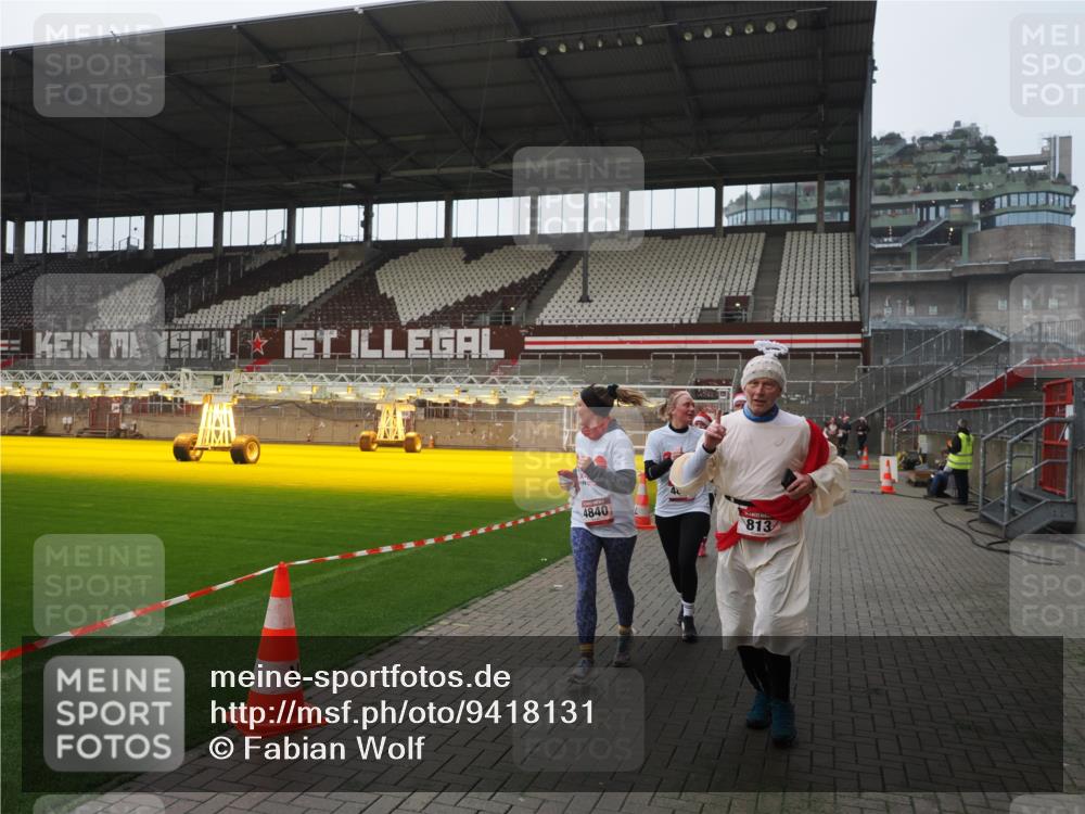 07.12.2025 - St. Pauli X-Mass-Run No. 15 Fabian Wolf http://msf.ph/oto/9418131 07.12.2025 11:24:08 Ziel 813, 2814, 3361, 4840, 4841 meine-sportfotos.de