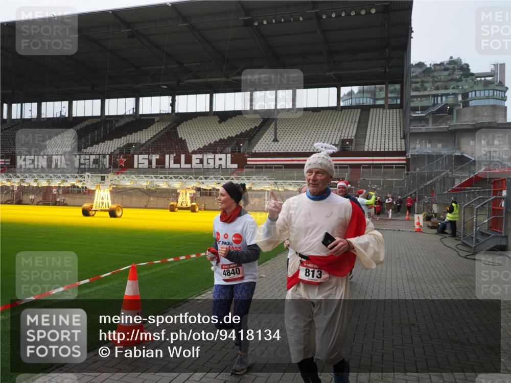 07.12.2025 - St. Pauli X-Mass-Run No. 15 Fabian Wolf http://msf.ph/oto/9418134 07.12.2025 11:24:09 Ziel 813, 2814, 3361, 4840, 4841 meine-sportfotos.de