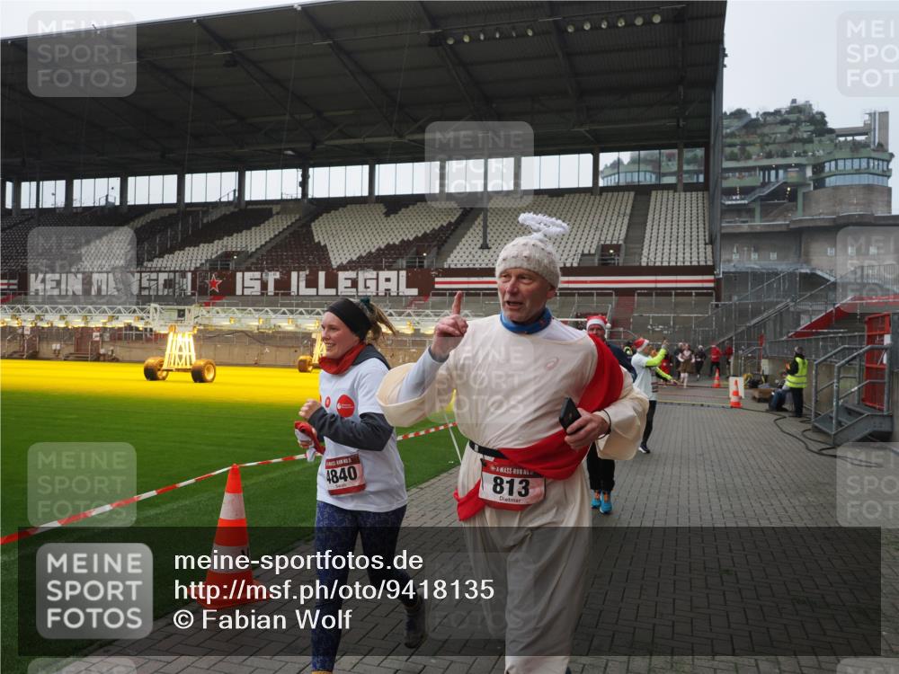 07.12.2025 - St. Pauli X-Mass-Run No. 15 Fabian Wolf http://msf.ph/oto/9418135 07.12.2025 11:24:09 Ziel 813, 2814, 3361, 4840, 4841 meine-sportfotos.de