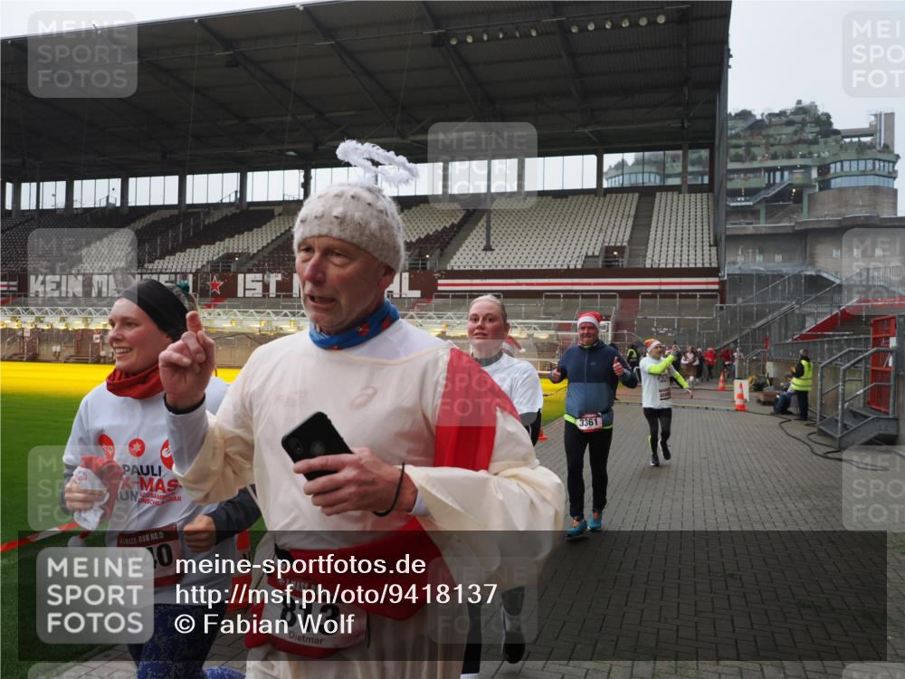07.12.2025 - St. Pauli X-Mass-Run No. 15 Fabian Wolf http://msf.ph/oto/9418137 07.12.2025 11:24:09 Ziel 813, 2814, 3361, 4840, 4841 meine-sportfotos.de