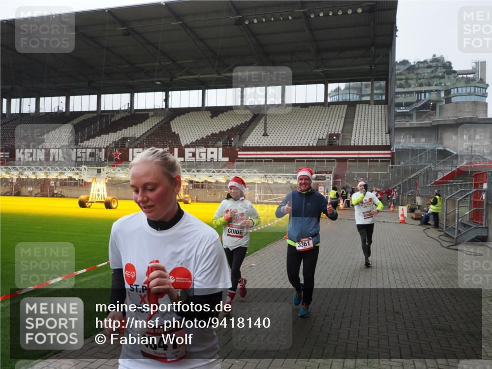 07.12.2025 - St. Pauli X-Mass-Run No. 15 Fabian Wolf http://msf.ph/oto/9418140 07.12.2025 11:24:10 Ziel 813, 2386, 2388, 2814, 3361, 4840, 4841 meine-sportfotos.de
