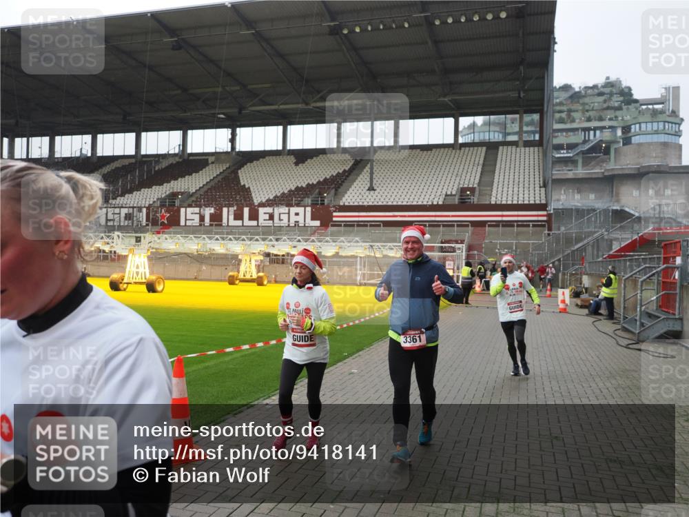 07.12.2025 - St. Pauli X-Mass-Run No. 15 Fabian Wolf http://msf.ph/oto/9418141 07.12.2025 11:24:10 Ziel 813, 2386, 2388, 2814, 3361, 4840, 4841 meine-sportfotos.de