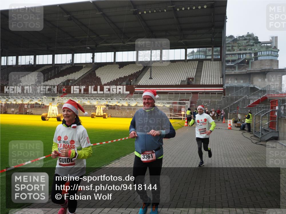 07.12.2025 - St. Pauli X-Mass-Run No. 15 Fabian Wolf http://msf.ph/oto/9418144 07.12.2025 11:24:11 Ziel 813, 2386, 2388, 2814, 3361, 4840, 4841 meine-sportfotos.de
