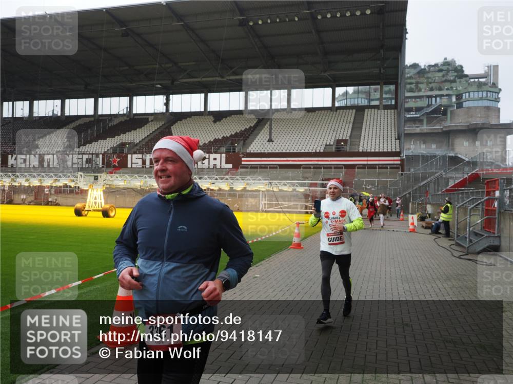 07.12.2025 - St. Pauli X-Mass-Run No. 15 Fabian Wolf http://msf.ph/oto/9418147 07.12.2025 11:24:11 Ziel 813, 2386, 2388, 2814, 3361, 4840, 4841 meine-sportfotos.de