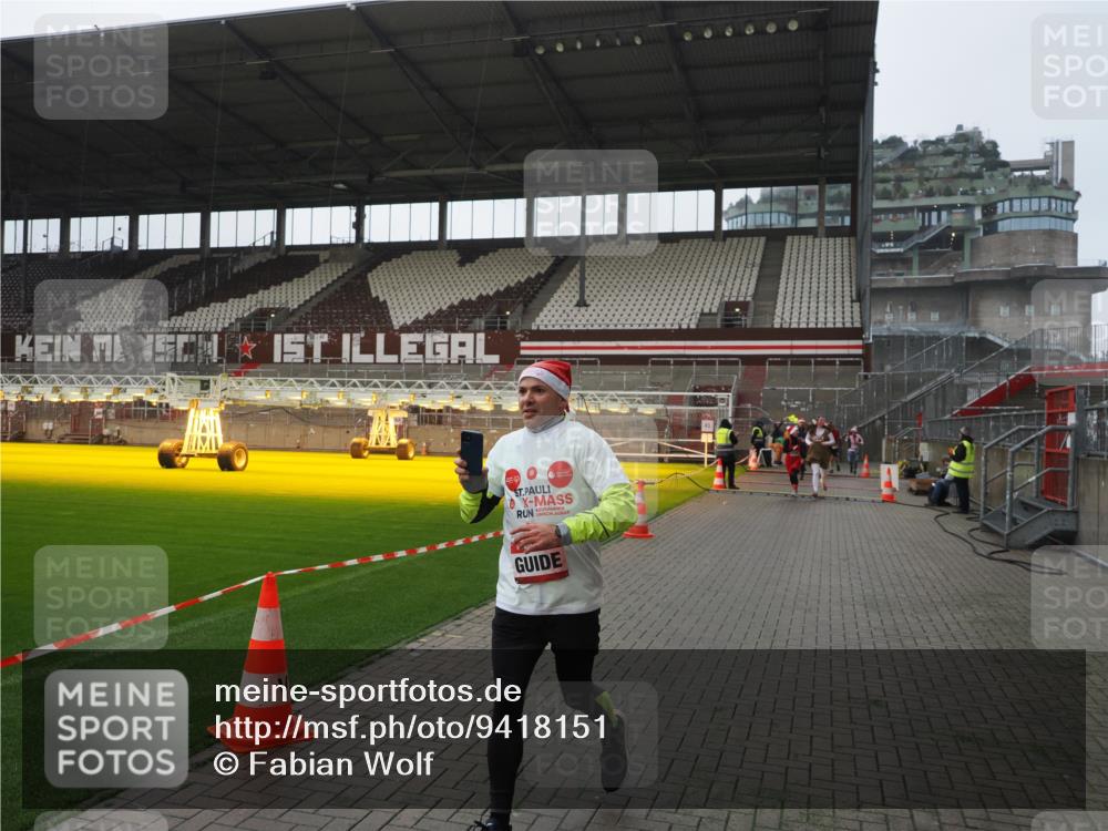 07.12.2025 - St. Pauli X-Mass-Run No. 15 Fabian Wolf http://msf.ph/oto/9418151 07.12.2025 11:24:12 Ziel 813, 2386, 2388, 2814, 3361, 4840, 4841 meine-sportfotos.de
