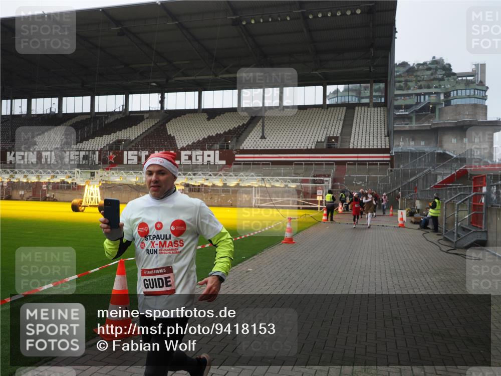 07.12.2025 - St. Pauli X-Mass-Run No. 15 Fabian Wolf http://msf.ph/oto/9418153 07.12.2025 11:24:12 Ziel 813, 2386, 2388, 2814, 3361, 4840, 4841 meine-sportfotos.de