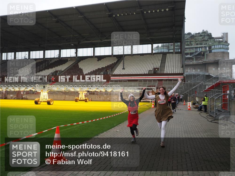 07.12.2025 - St. Pauli X-Mass-Run No. 15 Fabian Wolf http://msf.ph/oto/9418161 07.12.2025 11:24:17 Ziel 672, 813, 2386, 2388, 2605, 2606, 2875, 2881, 3361, 4840, 4841 meine-sportfotos.de