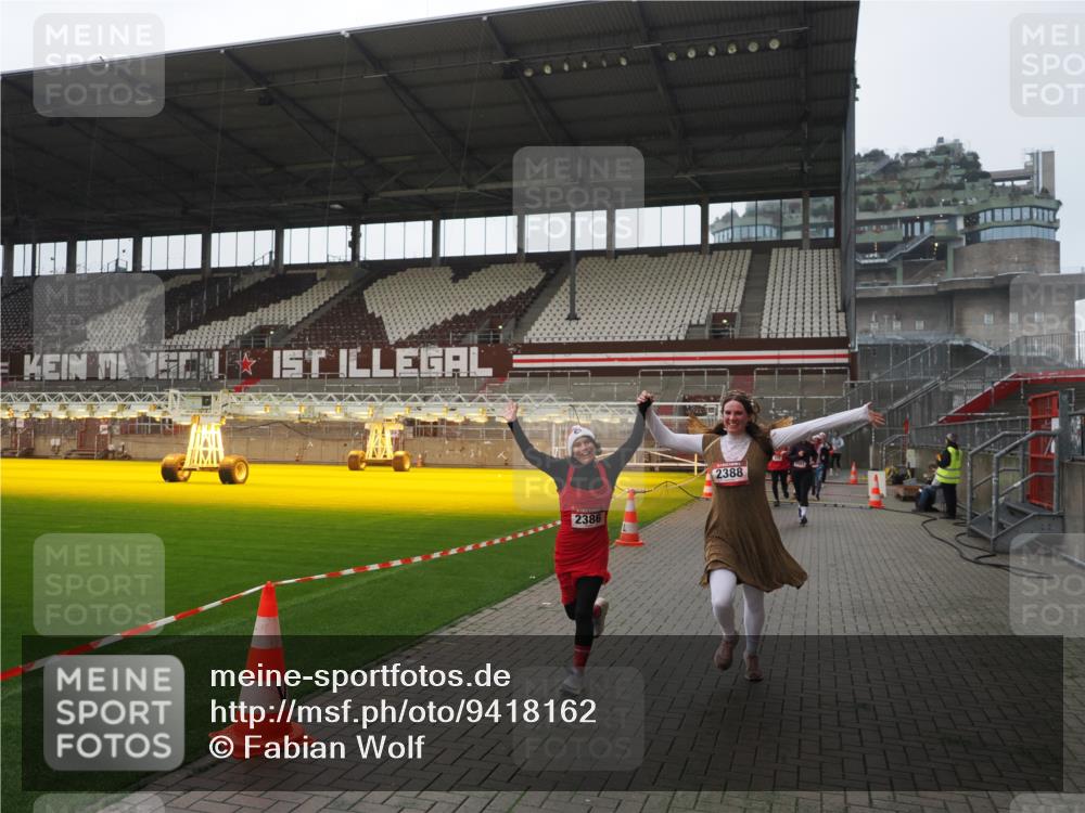 07.12.2025 - St. Pauli X-Mass-Run No. 15 Fabian Wolf http://msf.ph/oto/9418162 07.12.2025 11:24:17 Ziel 672, 813, 2386, 2388, 2605, 2606, 2875, 2881, 3361, 4840, 4841 meine-sportfotos.de