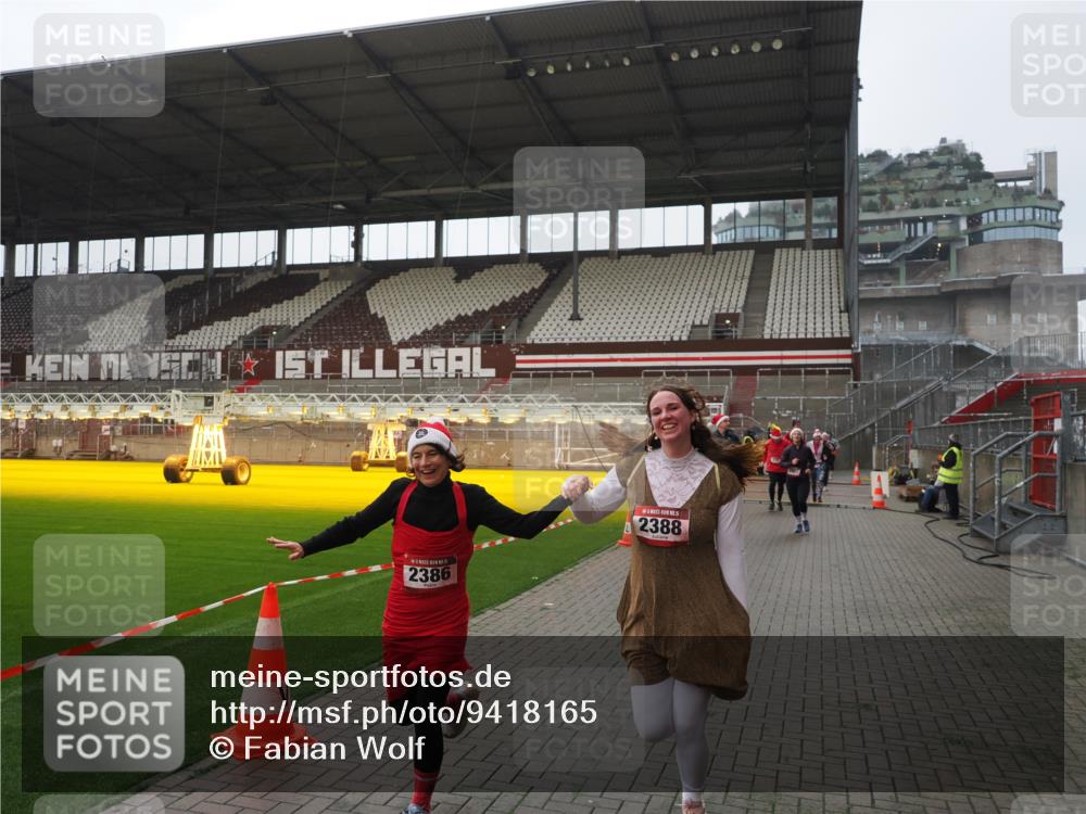 07.12.2025 - St. Pauli X-Mass-Run No. 15 Fabian Wolf http://msf.ph/oto/9418165 07.12.2025 11:24:18 Ziel 672, 813, 1773, 2386, 2388, 2605, 2606, 2875, 2881, 3361, 4840, 4841 meine-sportfotos.de