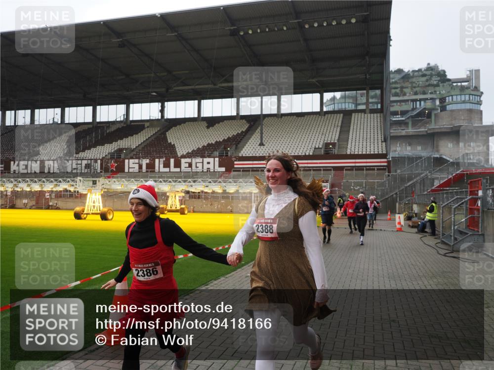 07.12.2025 - St. Pauli X-Mass-Run No. 15 Fabian Wolf http://msf.ph/oto/9418166 07.12.2025 11:24:18 Ziel 672, 813, 1773, 2386, 2388, 2605, 2606, 2875, 2881, 3361, 4840, 4841 meine-sportfotos.de