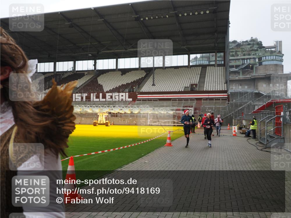 07.12.2025 - St. Pauli X-Mass-Run No. 15 Fabian Wolf http://msf.ph/oto/9418169 07.12.2025 11:24:18 Ziel 672, 813, 1773, 2386, 2388, 2605, 2606, 2875, 2881, 3361, 4840, 4841 meine-sportfotos.de